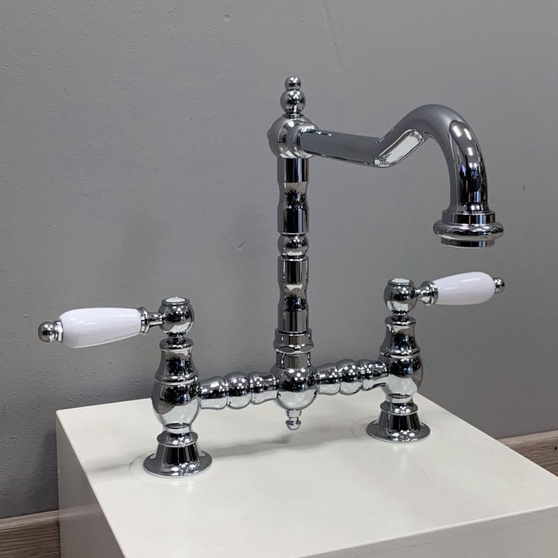 PB Nostalgisk Brokøkkenarmatur Krom vinkeludløb med hvide håndtag PBN.CHR.H.WH