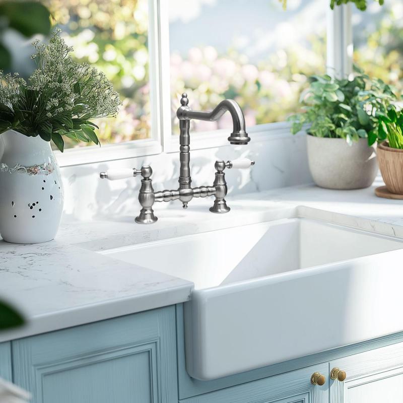 PB Nostalgisk Køkkenarmatur i Rustfrit Stål med vinkeludløb og hvide greb PBN.RVS.H.WH