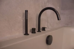 Waterevolution Flow 4-huls badekararmatur til montering på badekarskanten Sort T138PR