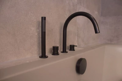 Waterevolution Flow 4-huls badekararmatur til montering på badekarskanten Sort T138PR