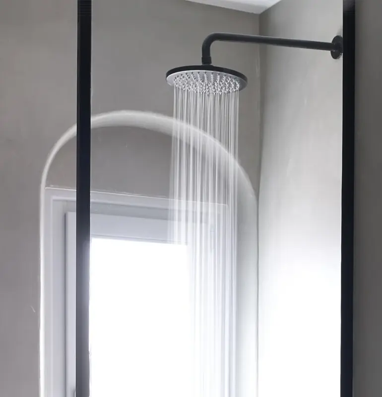 Waterevolution Flow hovedbruser 200 mm med vægmontering, mat sort T1641PR