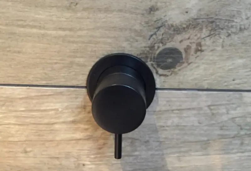 Waterevolution Flow indbygget 2-vejs omstiller mat sort med rund roset T1482SPR