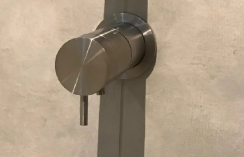 Waterevolution Flow indbygget brusetermostat i massivt rustfrit stål med rund rozet T142TBIE 1208816582