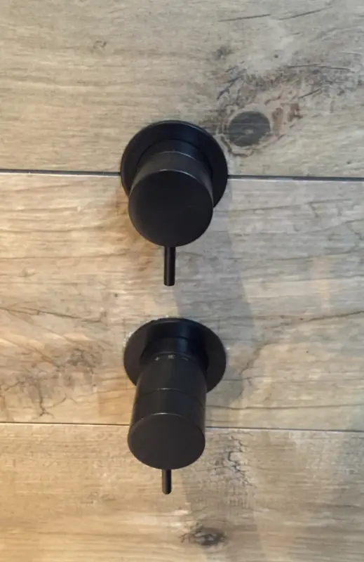 Waterevolution Flow indbygget brusersæt mat sort med termostat regnbruser og håndbruser 1208846402