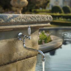 PB klassisk vægmonteret fontænearmatur med hvidt håndtag, koldt vand og lang tud, krom 1208853612