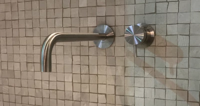 Waterevolution Flow indbygget håndvaskarmatur, helt i rustfrit stål T116BIEV2 med udløb 25 cm