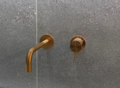 Waterevolution Flow indbygget håndvaskarmatur PVD børstet kobber med udløb 15 cm T116BCPE-15