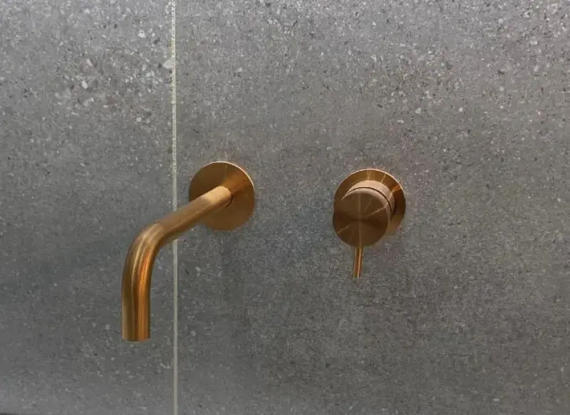 Waterevolution Flow indbygget håndvaskarmatur PVD børstet kobber med udløb 21 cm T116BCPE-21