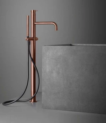 Waterevolution Flow fritstående badekararmatur med håndbruser, børstet kobber T133CPE