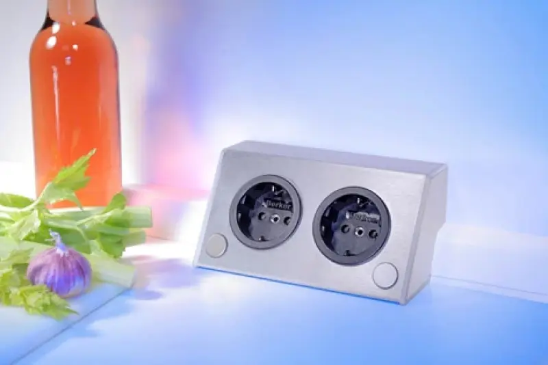 Stikkontakt med 2 stikkontakter jordforbindelse og USB oplader ST3900/A