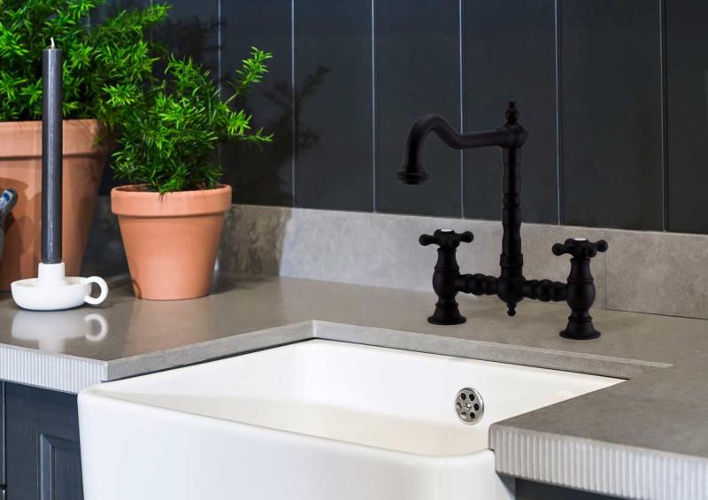 PB Nostalgisk Brokøkkenhane Mat sort vinkeludløb med stjernehåndtag PBN.SV.H.ST