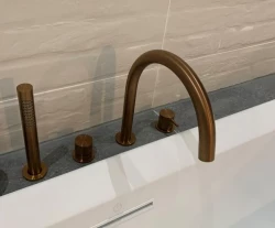 Waterevolution Flow 4-huls Badekran til badekar kantmontering fuldstændig PVD børstet kobber T138CPE