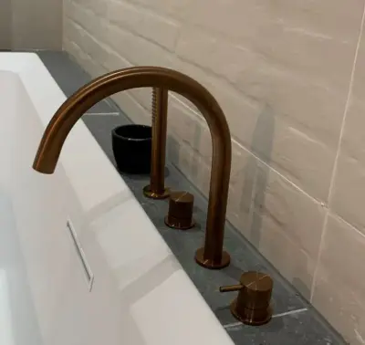 Waterevolution Flow 4-huls Badekran til badekar kantmontering fuldstændig PVD børstet kobber T138CPE