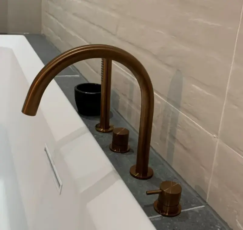 Waterevolution Flow 4-huls Badekran til badekar kantmontering fuldstændig PVD børstet kobber T138CPE