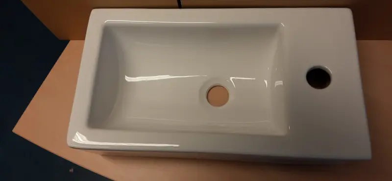 OUTLET Blusani Flow springvand, blank hvid keramik, højre, 45x26x13 cm