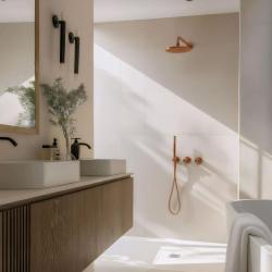 Waterevolution Flow indbygningsbrusesæt med termostat regnbruser og håndbruser børstet kobber PVD