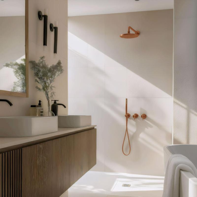 Waterevolution Flow indbygningsbrusesæt med termostat regnbruser og håndbruser børstet kobber PVD