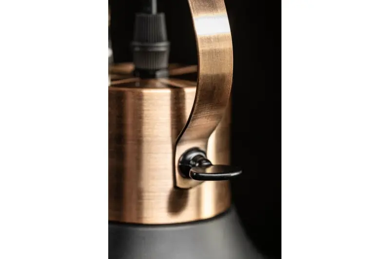 Decor Mees sort metal pendellampe med skærmbeslag i form af en petroleums lampe 2363