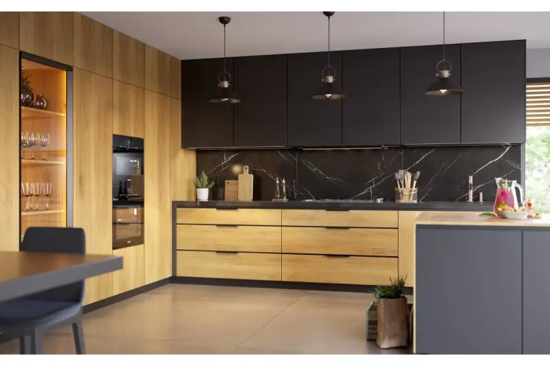 Decor Mees sort metal pendellampe med skærmbeslag i form af en petroleums lampe 2363