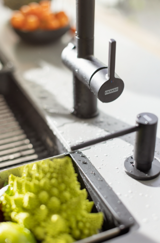 Franke Active Twist Etgrebsblander Sort med Udtrækkelig Tud og Integreret Afløbsbetjening 115.0669.769