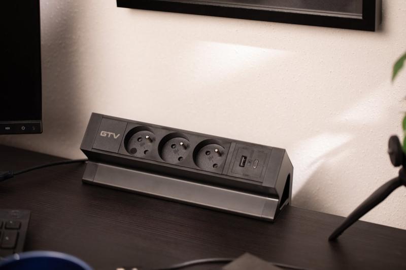 Basco møbelstik, 3 x stik med jordforbindelse, USB A+C, 1,5m kabel, sort med montering