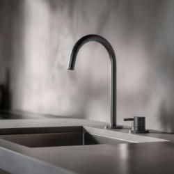 Pure.Sink Luxion 2-huls køkkenarmatur i gun metal med rund udløb PLX2HR-61