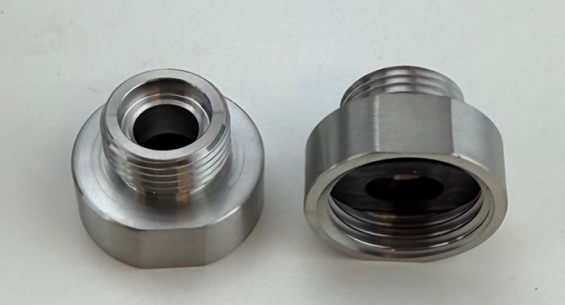 Pure.Sink Overgangsnippel i rustfrit stål fra 3/8 udvendig diameter (han) til 1/2 indvendig diameter (hun) Sæt med 2 stk. PS3812-00