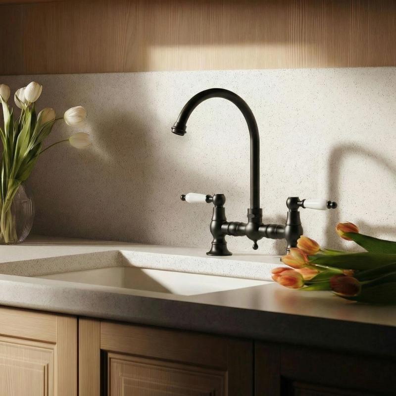 Aquanello Heritage Manor Klassisk køkkenarmatur i nostalgisk stil, sort med hvidt håndtag og rund udløber BL-0011-HM