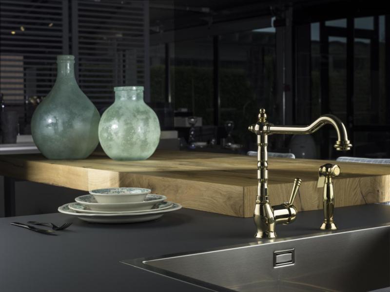 PB Nostalgisk udtrækkelig køkkenhåndbruser i klassisk messing, naturfarve